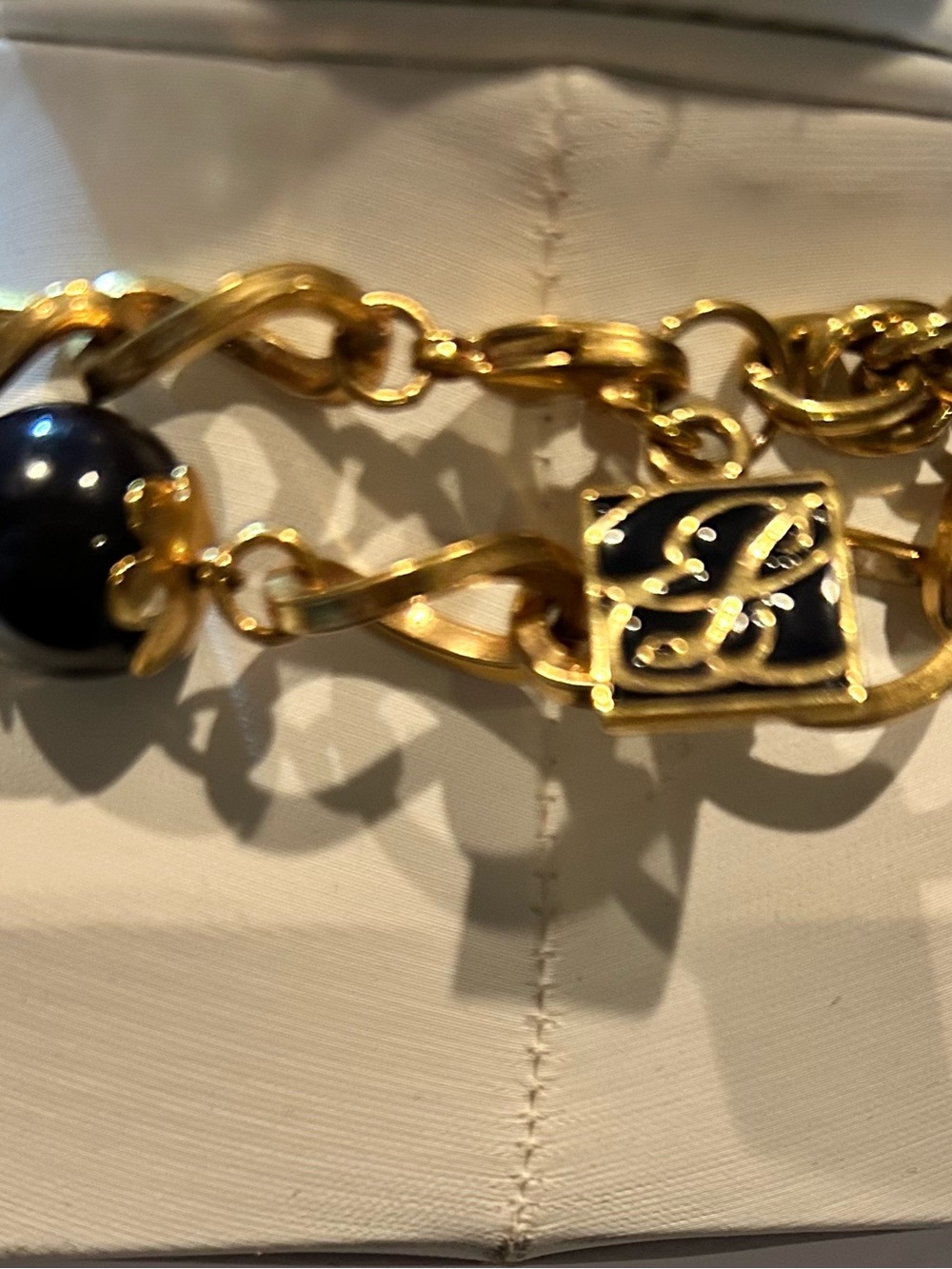 Vintage, Classic Estée Lauder Gold-Tone Layered Necklace with Cream&Black bead - Picture 4 of 4